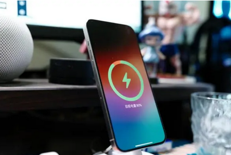 安新苹果15换屏服务分享用什么充电器给iPhone15充电更好 